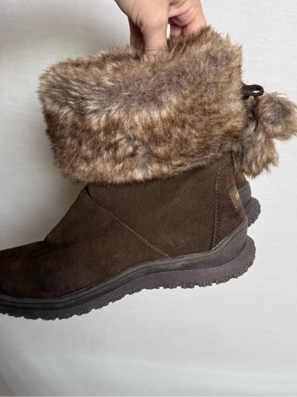 Minnetonka Womens 8 Brown Suede Faux Fur Winter Boots Pom Pom Style 85242